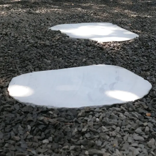 Trittstein, aus originalem Flussstein geschnitten, nicht poliert, durchschnittliche Größe 35 x 40cm oder 101,5 - 116,5 cm Umfang. Dicke ca. 3,5 cm 